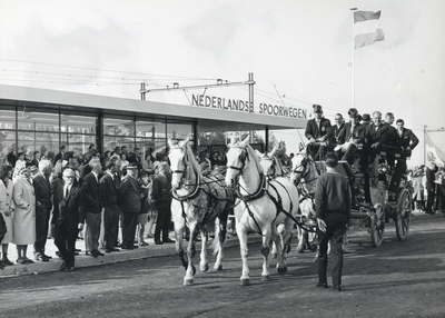 171147 Afbeelding van het vertrek van de gasten per diligence naar het cultureel centrum De Nobelaer te Etten-Leur na ...